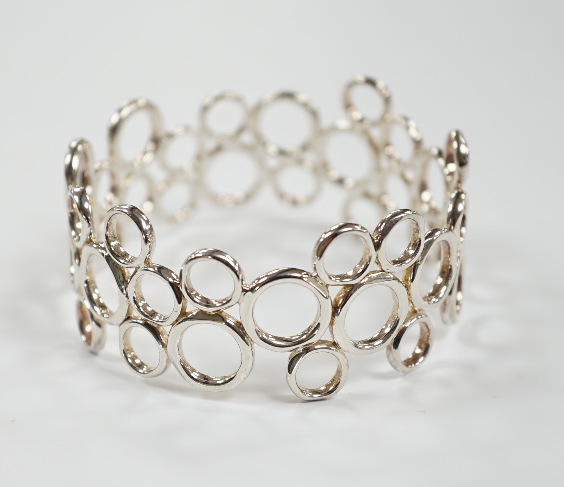 A modern Links of London silver circles bangle, interior diameter 61mm, in Links of London box.